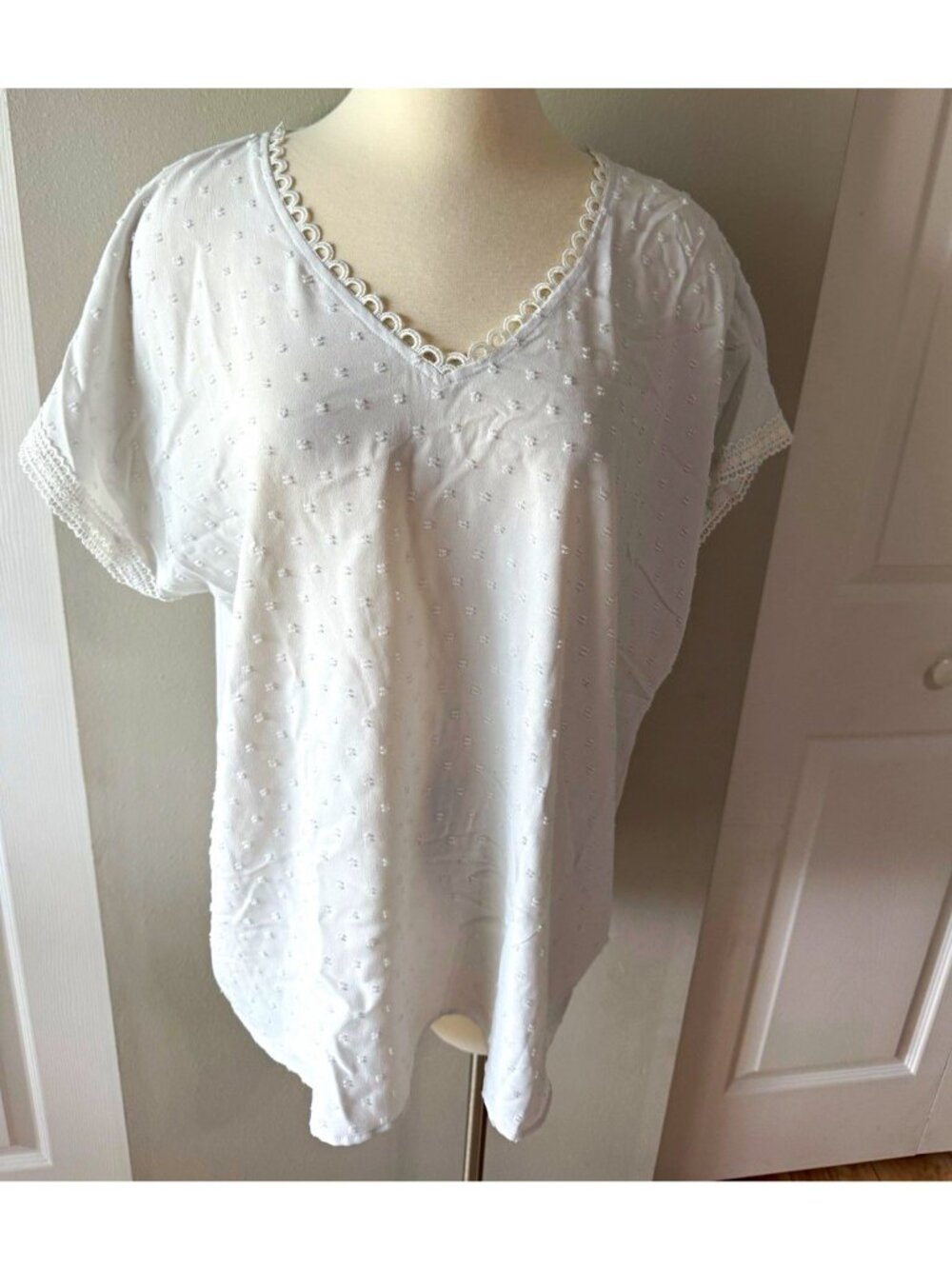 Flower & Feather Plus 2XL White V-Neck Crochet Trim Button-Back Blouse